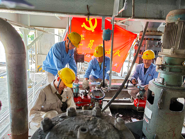 1713150687841754.jpeg 4月12日,計(jì)控電儀部黨員突擊隊(duì)成員們正在三期檢修現(xiàn)場更換穿線管 600.jpg