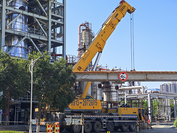 1713150717536311.jpeg 三期大檢修現(xiàn)場隨處可見的身高數(shù)丈、力敵千軍的“大黃蜂”式重量級作業(yè)吊車 600.jpg