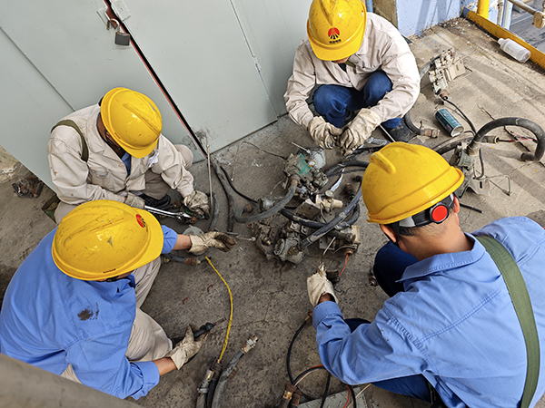 1713150745183265.jpeg 三期大檢修現(xiàn)場,計(jì)控電儀部人員堅(jiān)持做到工完料凈場地清,將現(xiàn)場破損、報(bào)廢的儀表設(shè)備拿回去“二次利用”, 600.jpg