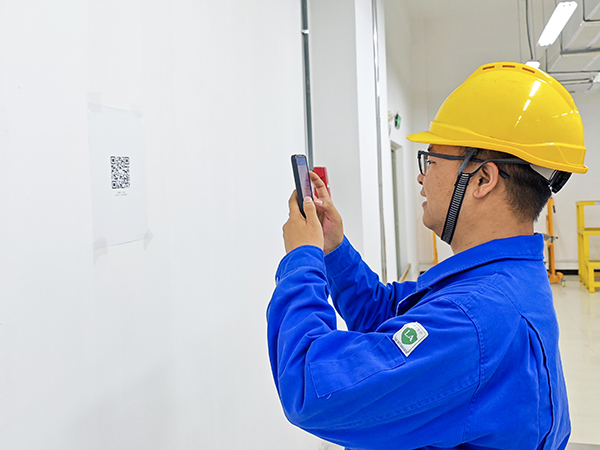 1713153426903351.jpeg 運行工段員工楊長青正在利用雙預防app掃碼排查隱患 (1).jpg