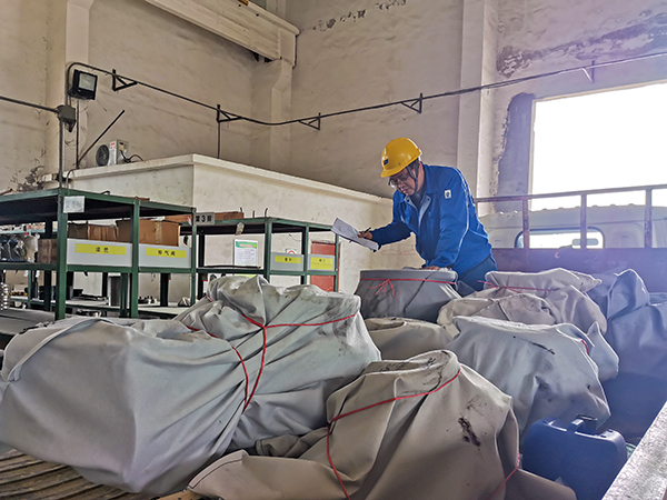 1713165122510673.jpeg 采供部保管員正在驗收到廠檢修物資.jpg