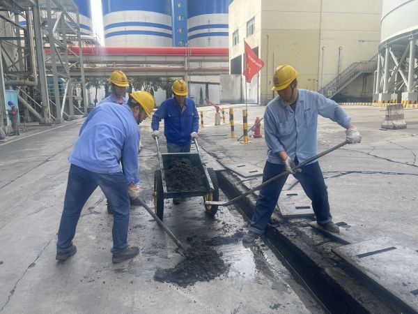 1713246003253231.jpeg 黨員突擊隊員們在清理地溝渣.jpg