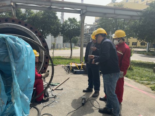 1713258499731429.jpeg 蘇曉勇在現場指導設備檢修.jpg