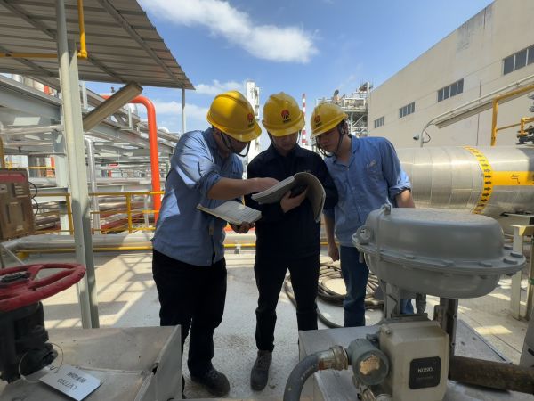 1713258507403027.jpeg 與工藝技術員商討方案.jpg