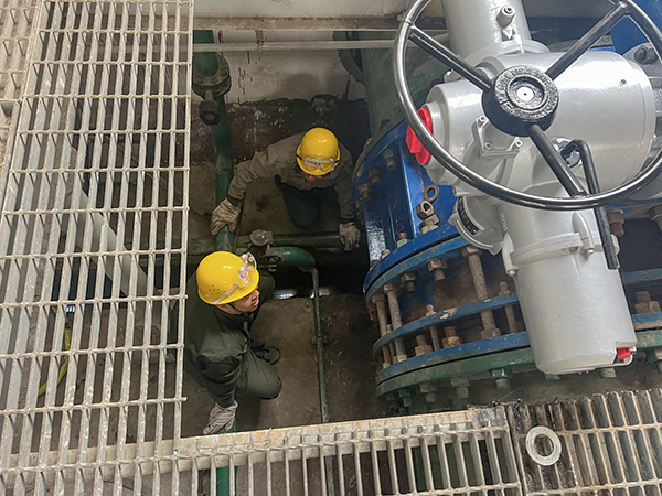 1713348079154664.jpeg 三期循環水泵入口閥更換現場.jpg
