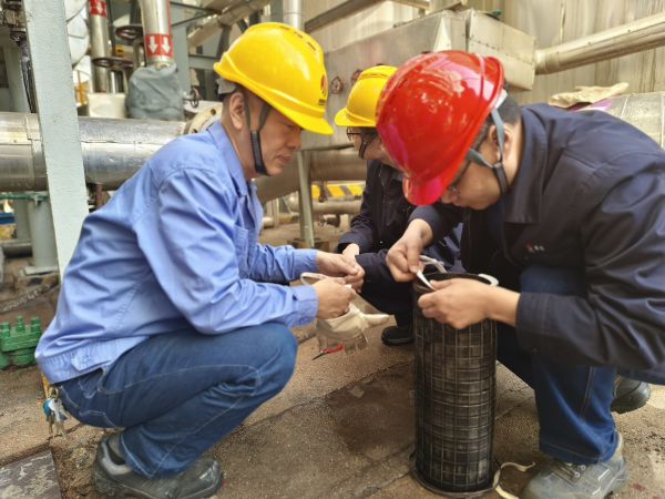 1713483380900091.jpeg 4月15日,尿素車間技術人員對現場濾網進行檢查.jpg