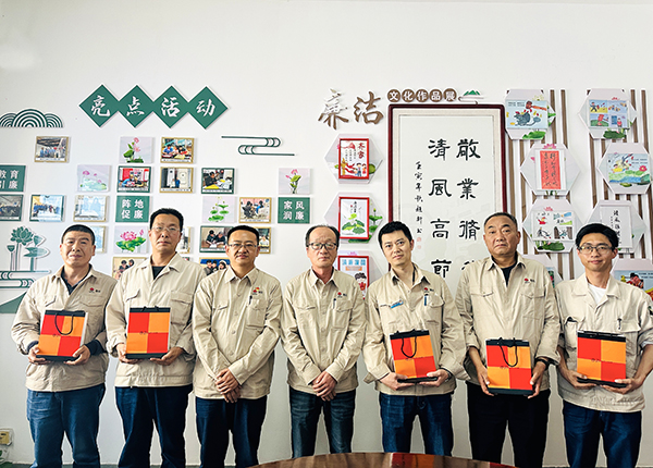 1713508325607931.jpeg 4月18日下午,物料車間黨支部組織運行崗位職工開展“書廉韻 倡廉潔”仿宋字書廉比賽。--晉級選手發放獎品.JPG