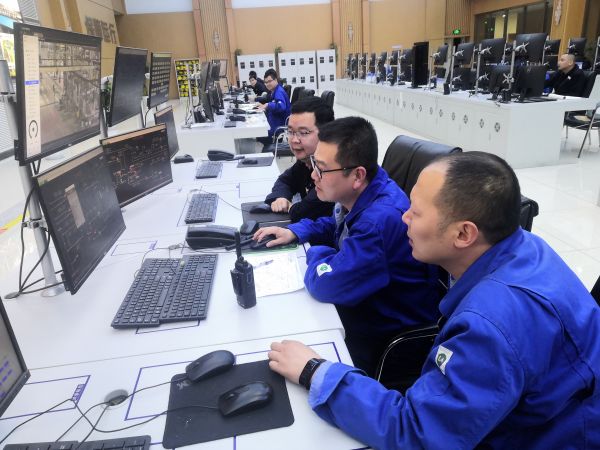 1713829198782972.jpeg 圖1 4月22日,計控電儀部副部長賀捷坤、工藝副主任韓曉亮及相關專業技術人員與現場配合乏熱回收開車工作。肖歡 攝.jpg