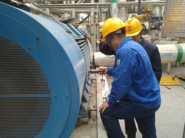 1714098018253382.jpeg 技術員深入現場研判檢修過程中可能出現的各種情況.jpg