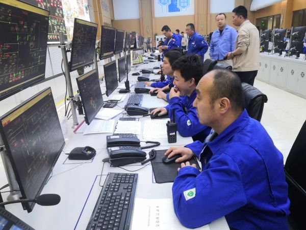 圖2 4月26日，車間管理人員和中控做好停車工作。肖歡 攝.jpg