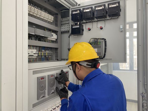 1714348132387244.jpeg 運行工段員工劉林在安裝清理后的直流屏整流模塊單元.jpg