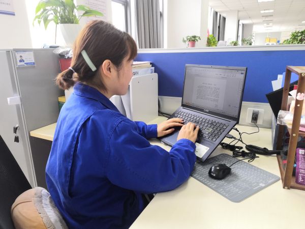 1714622195701345.jpeg 圖1 5月2日,宣傳組組長高丹正在編寫中修稿件。肖歡 攝.jpg