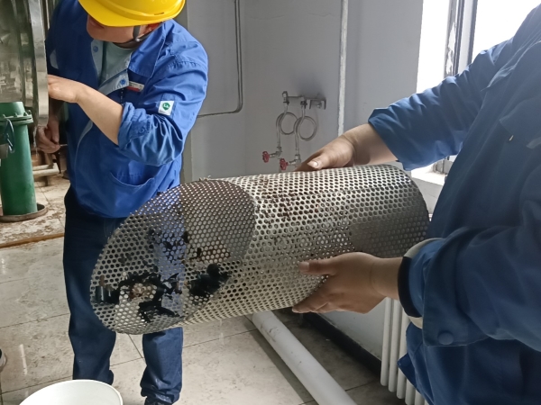 1714694907755879.jpeg 2024年5月2日,崗位人員自行拆除過濾器清理濾網,除污去垢凈裝置。.jpg