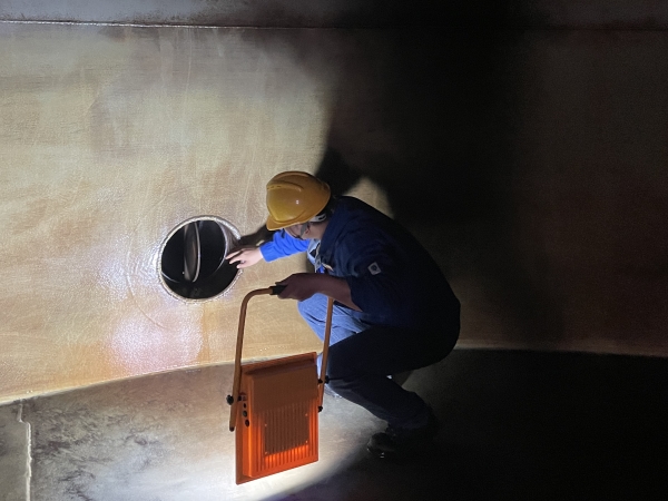 1714694915354816.jpeg 2024年5月2日,利用中修停車機會,“提燈定損”檢設備。仔細檢查聚脲有無破損及水箱內部污染狀況。.jpg