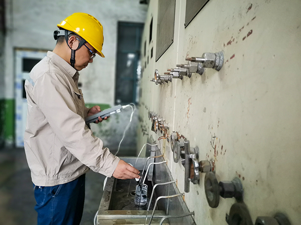 1714892539205339.jpeg 5月3日原利峰在一期鍋爐取樣裝置進(jìn)行手動分析汽水指標(biāo).jpg