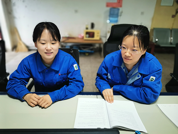 1714892550333743.jpeg 5月4日上午青工閔婉聰向師傅馬文平請教學(xué)習(xí)業(yè)務(wù)知識.jpg