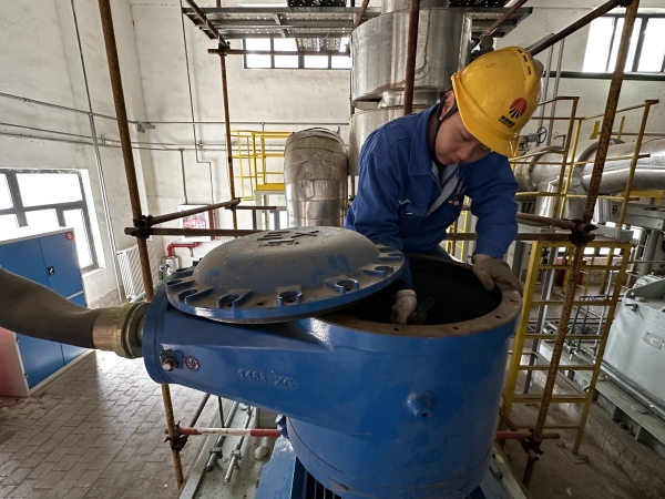 1715037106911264.jpeg 5月6日,電氣檢修工魏晨光緊固電機接線盒內接線.jpg