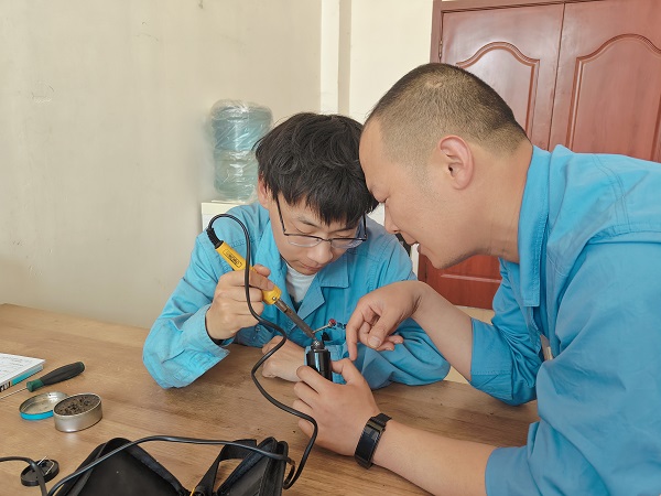 1716510333100532.jpeg 姚文杰在儀表辦公室指導崔晨改造火檢探頭.jpg