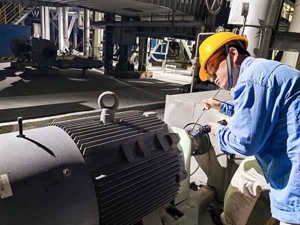 1716868670211562.jpeg 岳維哲認真巡檢,在一次值小夜班巡檢中,發(fā)現(xiàn)一期事故泵出現(xiàn)異常震動.jpg