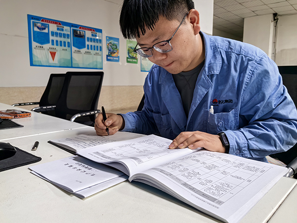 1716868680742008.jpeg 岳維哲堅持學習,通過每日一問、學習強企等方式不斷提高自己的業(yè)務能力.jpg