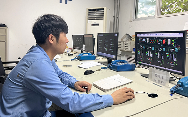 1717026383637171.jpeg 杜樂正在崗位認真監盤觀察盤上的數據.jpg