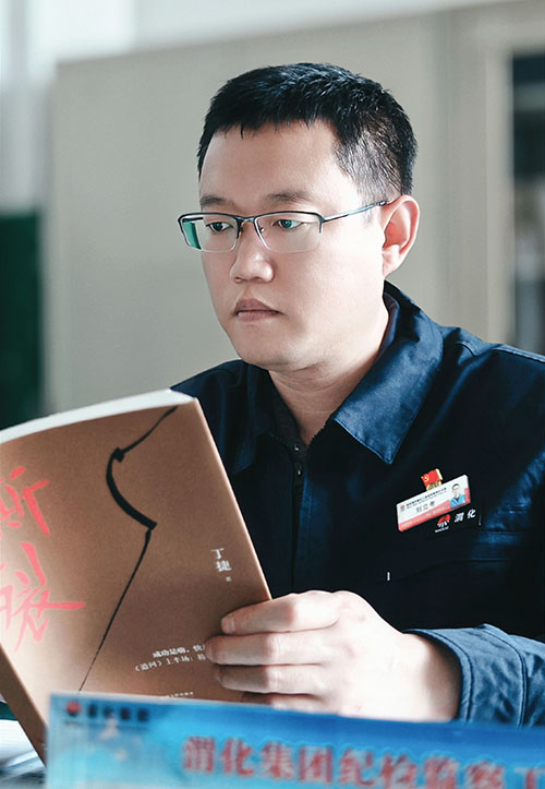 1717545676176666.jpeg 3三等獎:合成車間王亞輝《學(xué)“廉”潤心》(說明:學(xué)廉潔書籍,筑信念之基。).jpg