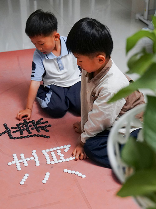 1717545723254163.jpeg 三等獎:乙二醇車間楊沛-棋子傳情,清廉為教.jpg