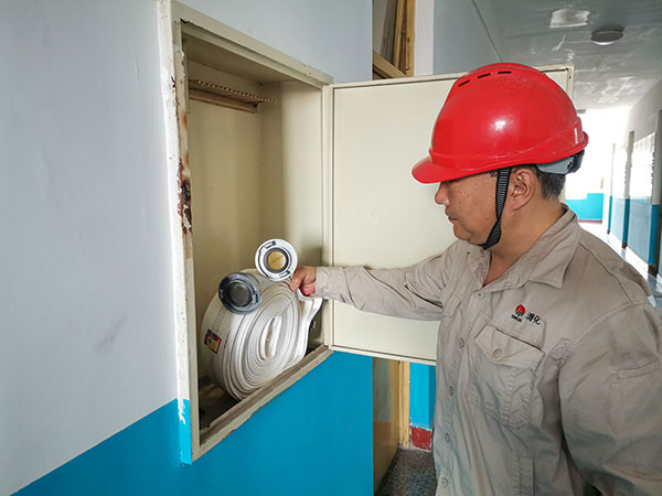 1717574277793666.jpeg 6月5日上午8時30分,車間安全員焦路秦在辦公樓及現場逐個檢查消防設施處于良好備用狀態.jpg