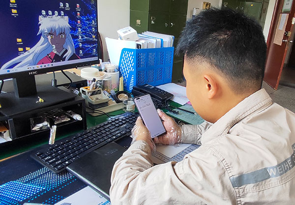 1718073330689201.jpeg 黨員同志觀看廉潔短信.jpg