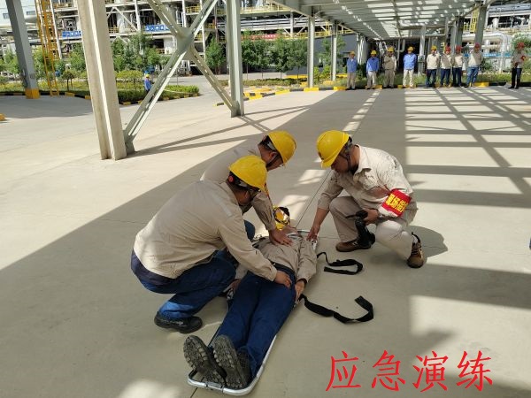 1718173907938603.jpeg 6月12日上午,制氣車間開展丙烯泄漏應(yīng)急演練,上圖為演練中搶救人員對(duì)暈倒職工進(jìn)行心肺復(fù)蘇急救紀(jì)實(shí)照片.jpg