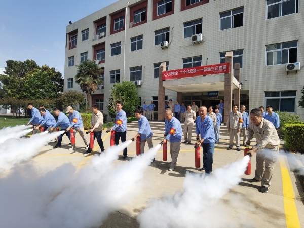 6月13日上午，消防培訓結束后大家分組現場進行滅火器模擬使用3.jpg
