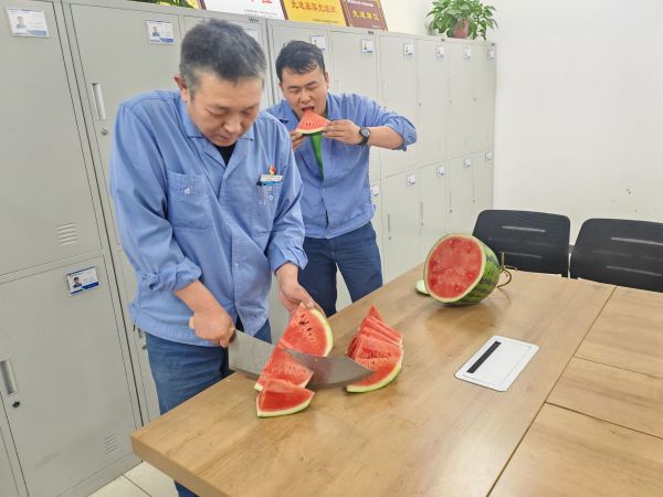 圖3 6月25日，班長雷仲民正在切西瓜。 肖歡 攝.jpg