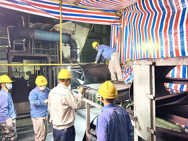 1720077231425324.jpeg 7月3日凌晨,管式帶更換現(xiàn)場(chǎng),技術(shù)員贠文軍現(xiàn)場(chǎng)確認(rèn).jpg