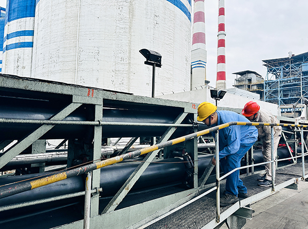 1720077245857905.jpeg 7月4日下午,車間主任呂明周現(xiàn)場(chǎng)調(diào)試皮帶.jpg