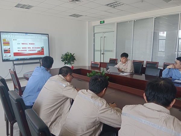 1720143205928318.jpeg 7月4日上午,水汽車間安全員賀文對運(yùn)行一班全體人員進(jìn)行了消防安全培訓(xùn)與典型事故案例分析的專題培訓(xùn)。.jpg