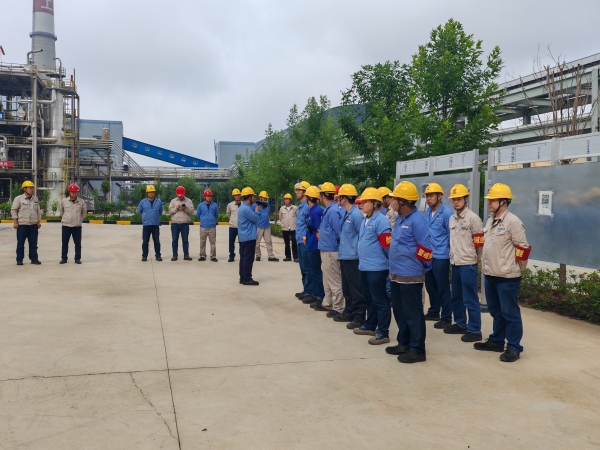 1720682159136846.jpeg 圖1 7月10日,制氣車間管理人員、化工四班全體人員參與演練。陳科武 攝.jpg