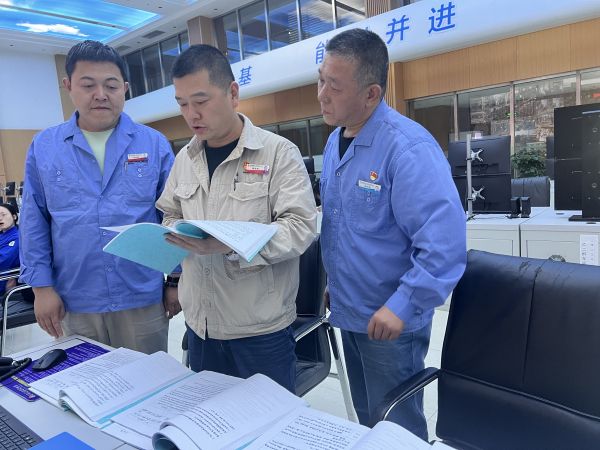 1721183388356424.jpeg 圖2:車間主任檢查 班組安全活動記錄及各崗位安全風(fēng)險報警記錄.jpg