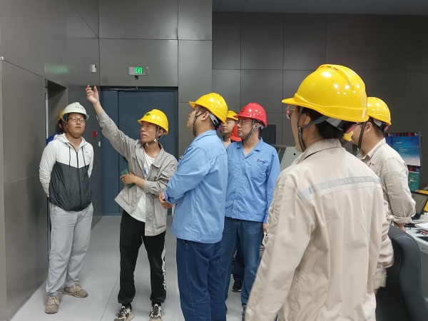 1721351892313619.jpeg 7月17日,計控電儀部副部長劉勇組織電氣儀表相關(guān)人員在醋酸甲酯中試項目現(xiàn)場進行素質(zhì)提升工作實踐交流(3).jpg