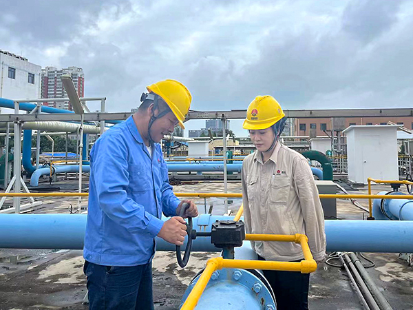 1721379804805408.jpeg 7.19當班人員在污水處理現場調整曝氣風量 600.jpg