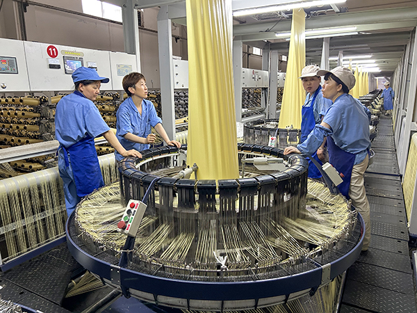 1721729804635997.jpeg 7 月 23 日,老員工手把手地教導轉崗新員工調試機器。.jpg