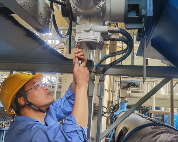 1721781031108538.jpeg 7月21日,檢修三班人員正在給煤機現場對入口閥進行改造.jpg