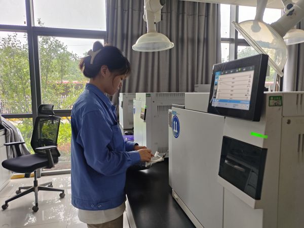 1722295952803665.jpeg 職工在進(jìn)行氣樣分析考試.jpg