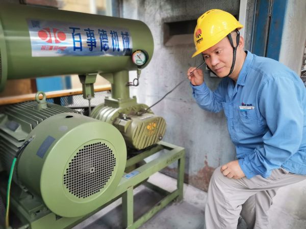 1722496295335858.jpeg 霍選民在裝置現場巡檢設備.jpg