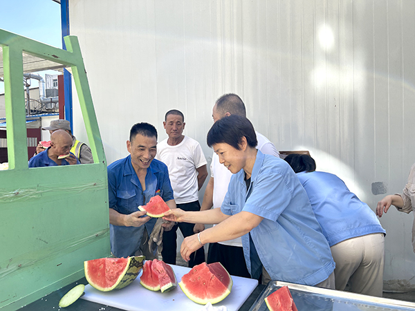 8月1日，工會劉婕給戶外工作員工送西瓜.jpg