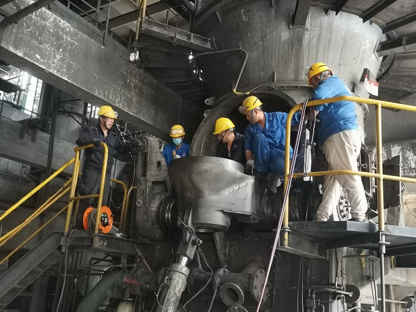 磨煤機檢修現場.png