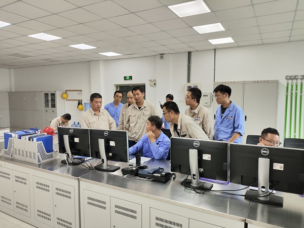 1723189937347148.jpeg 8月7日 現(xiàn)場(chǎng)人員討論運(yùn)行參數(shù).jpg