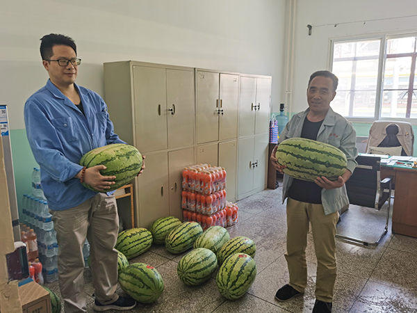 1723530960699863.jpeg 原料運(yùn)行班組領(lǐng)取西瓜和飲料.jpg