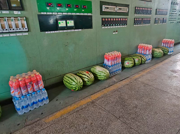 1723530974826288.jpeg 供水部分給班組分發(fā)防暑降溫品.jpg