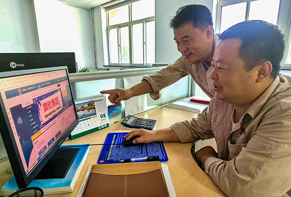 1723710811183279.jpeg 2024年8月劉旭向楊靖軍介紹在陜煤大宗商品交易平臺發布硫磺交易情況.jpg