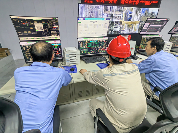 1724028568750724.jpeg 8月16日上午動力車間三期控制室,車間領導指導5號鍋爐點火.jpg